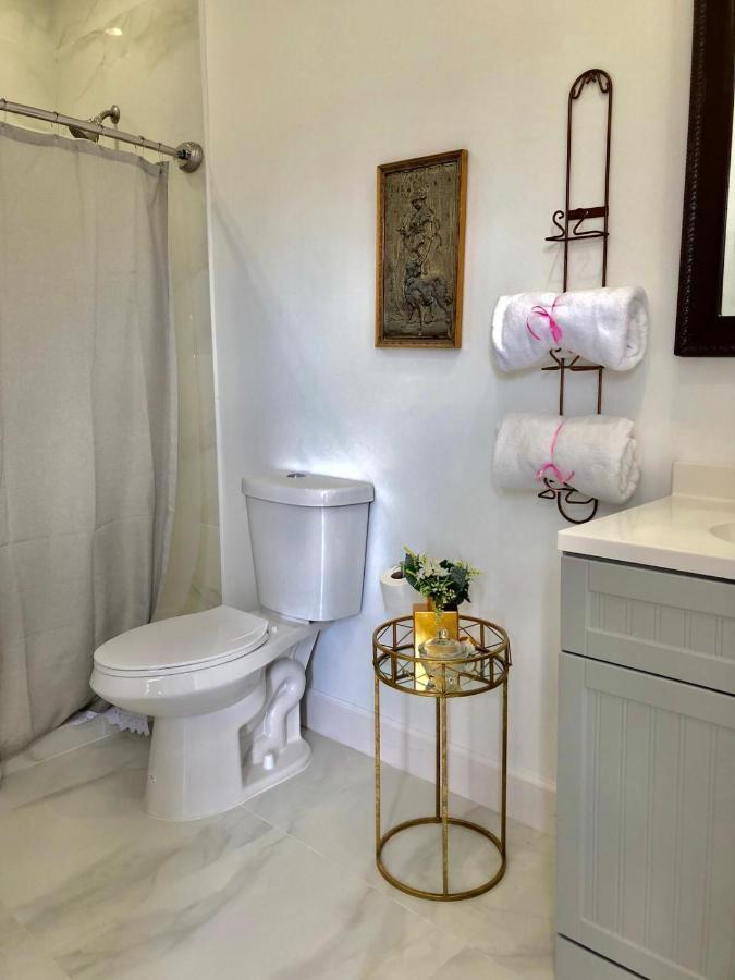 Private Suite Mins From Mia Free Parking Miami Exterior photo
